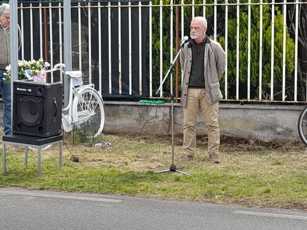 Posizionata la ghost bike tra Saronno e Rovello Porro per ricordare i ciclisti vittime della strada 