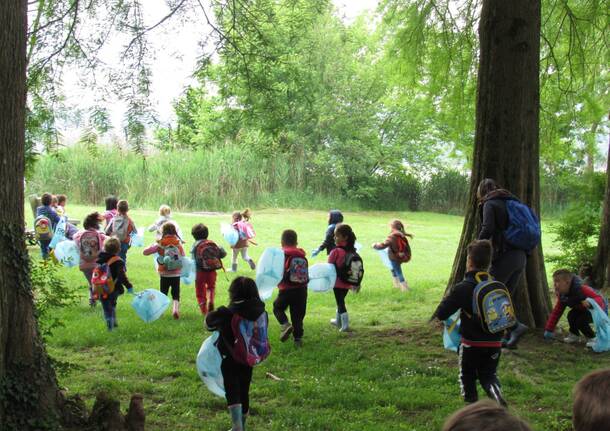 bambini scuola dell'infanzia dalla chiesa