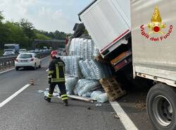 Camion si ribalta in A8 all'altezza di Castronno