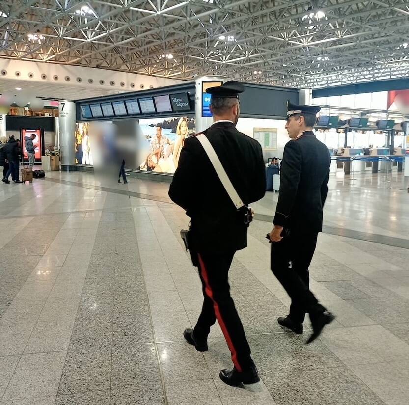 carabinieri controlli allo scalo della malpensa