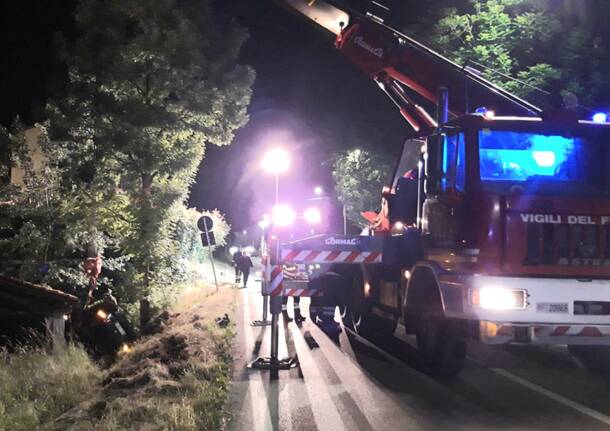 Finisce con l’auto dentro al lavatoio ad Azzate