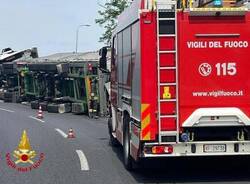 Camion ribaltato a Busto Arsizio sullo svincolo della A8