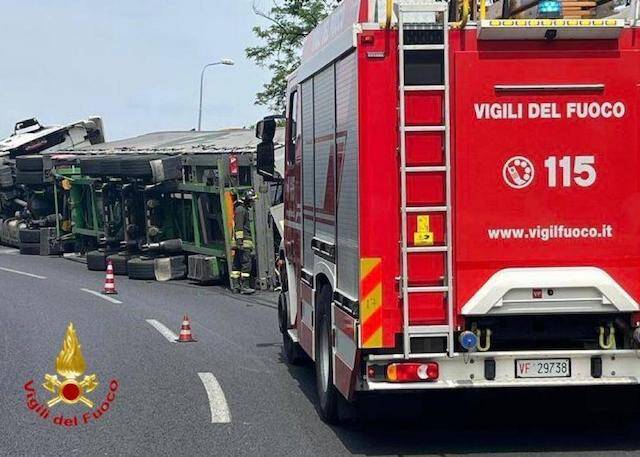 Camion ribaltato a Busto Arsizio sullo svincolo della A8