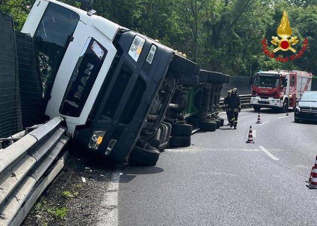 Camion ribaltato a Busto Arsizio sullo svincolo della A8