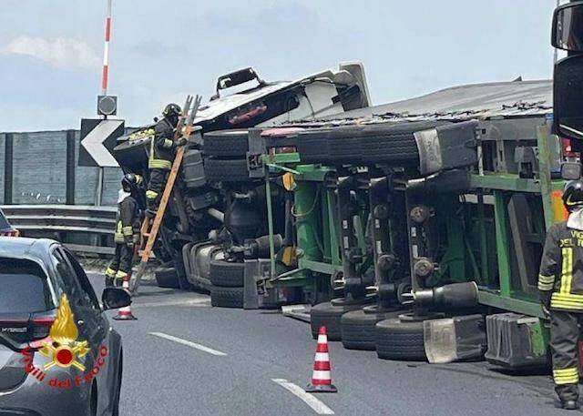 Camion ribaltato a Busto Arsizio sullo svincolo della A8