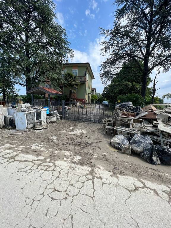 Emergenza in Emilia Romagna: Arena e un gruppo di volontari nelle terre colpite dall'alluvione