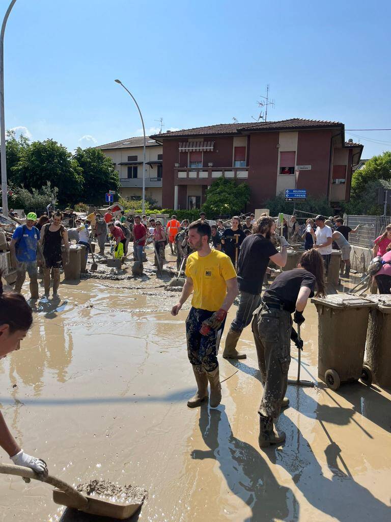 I ragazzi di Gioventù Nazionale del Milanese a Forlì per aiutare gli alluvionati