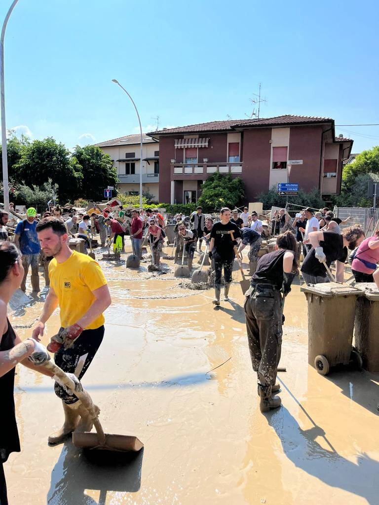 I ragazzi di Gioventù Nazionale del Milanese a Forlì per aiutare gli alluvionati