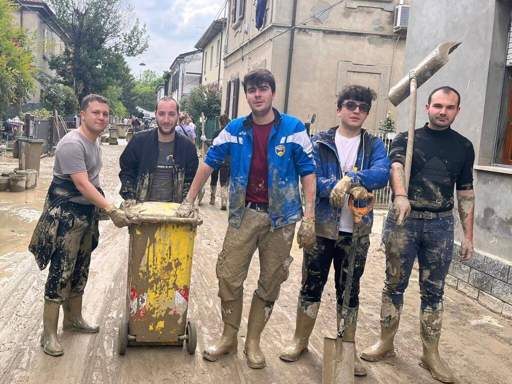 I ragazzi di Gioventù Nazionale del Milanese a Forlì per aiutare gli alluvionati