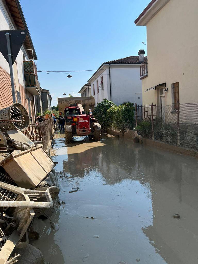 I ragazzi di Gioventù Nazionale del Milanese a Forlì per aiutare gli alluvionati