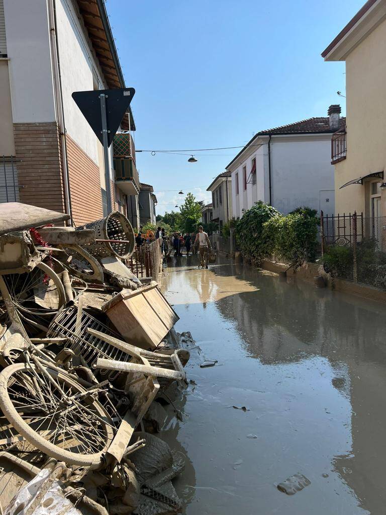 I ragazzi di Gioventù Nazionale del Milanese a Forlì per aiutare gli alluvionati