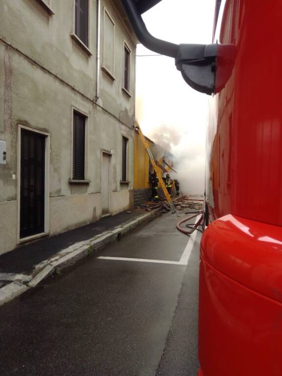 Incendio a Nerviano- in fiamme un edificio 