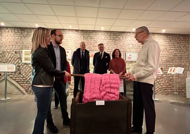 La mostra sul rosa al Museo del Tessile a Busto Arsizio