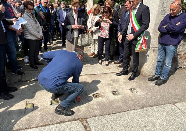 La deposizione delle pietre d’inciampo a Busto Arsizio per ricordare i deportati della Comerio