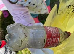 Plogging nel bosco per i bambini dell'asilo di Lissago