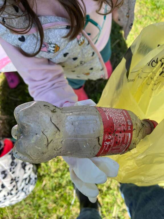 Plogging nel bosco per i bambini dell'asilo di Lissago