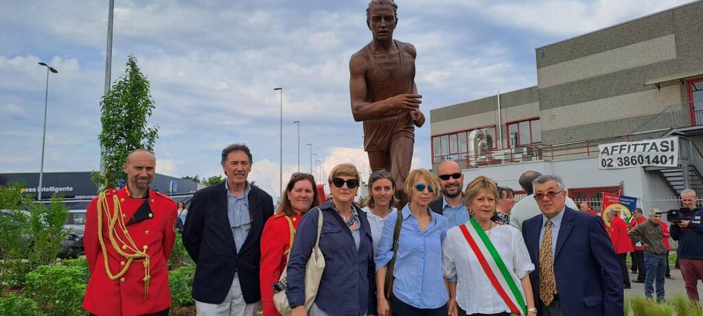 Taglio del nastro per il monumento "L'atleta" a San Vittore Olona