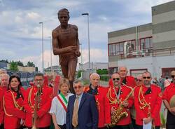 Taglio del nastro per il monumento "L'atleta" a San Vittore Olona