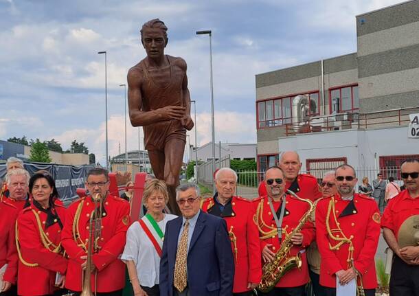 Taglio del nastro per il monumento "L'atleta" a San Vittore Olona