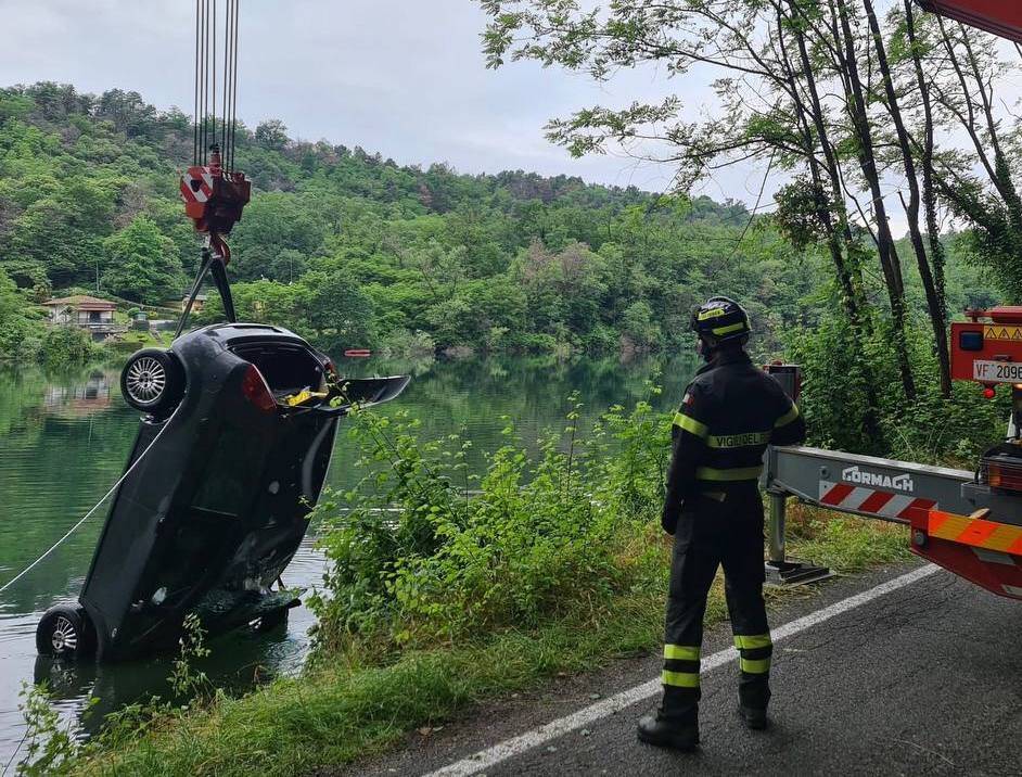 Auto nel ticino a somma lombardo 