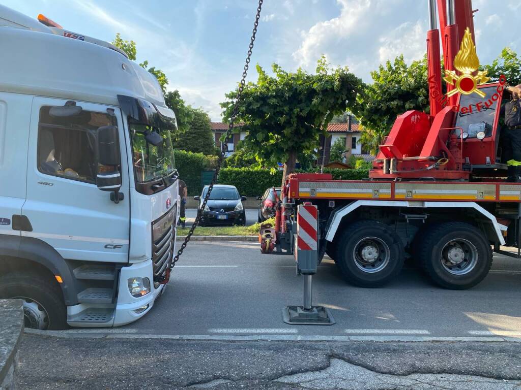 Camion bloccato a Travedona Monate per un cedimento della strada