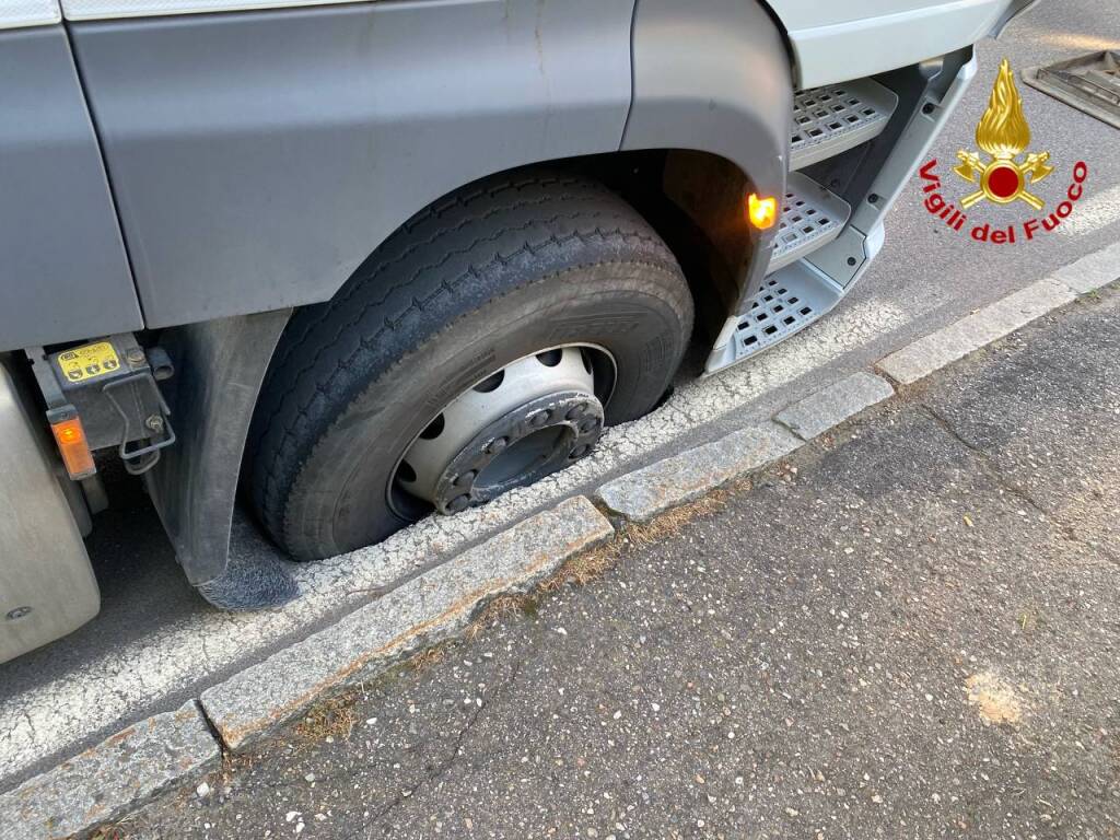 Camion bloccato a Travedona Monate per un cedimento della strada