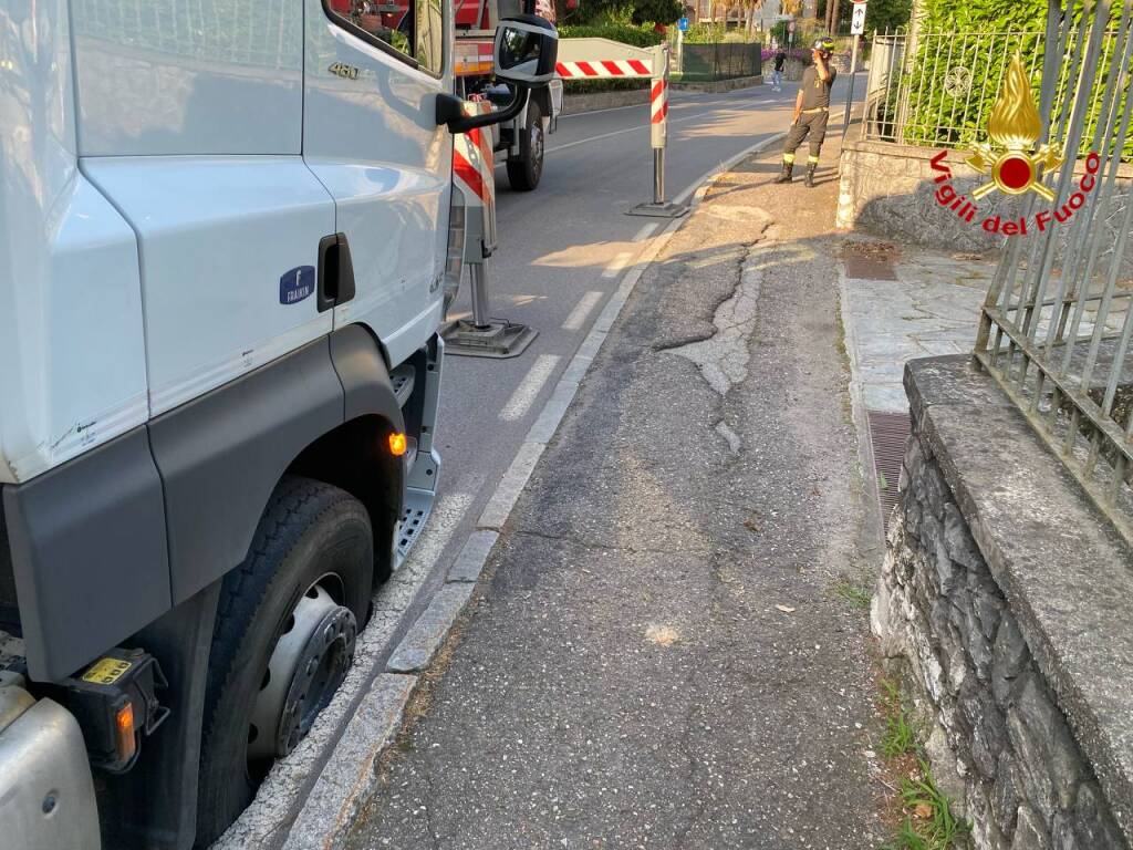 Camion bloccato a Travedona Monate per un cedimento della strada