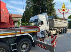 Camion bloccato a Travedona Monate per un cedimento della strada