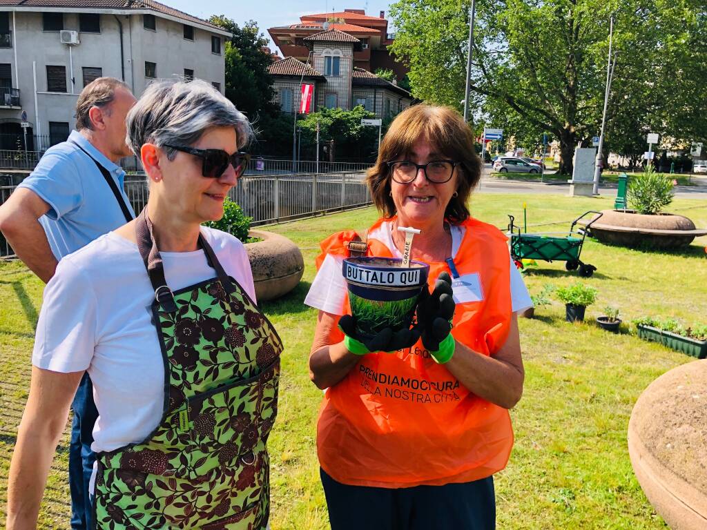 Fiori e verde per la piazzetta Tenconi di Legnano 