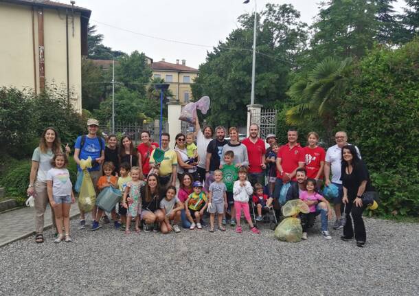 I bambini dell’asilo puliscono le strade della città