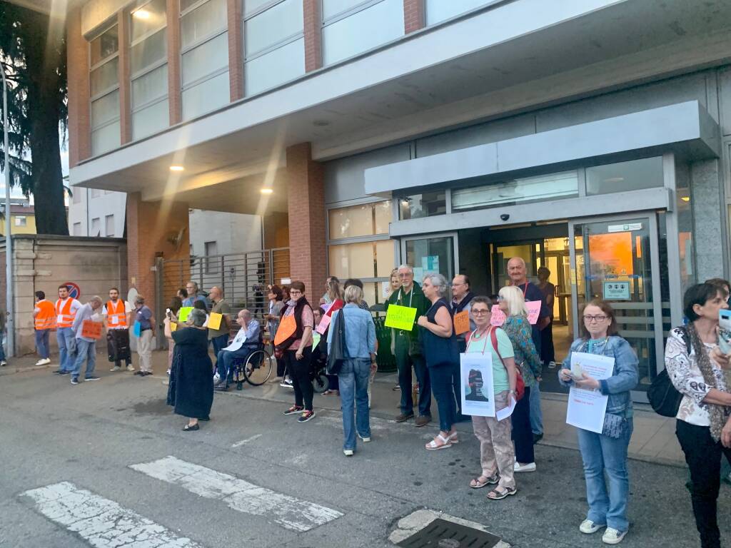 Oltre 2000 persone alla manifestazione per l’ospedale di Gallarate