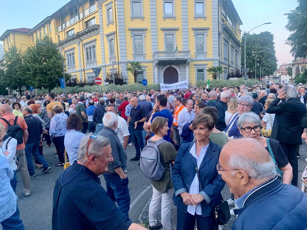 Oltre 2000 persone alla manifestazione per l’ospedale di Gallarate