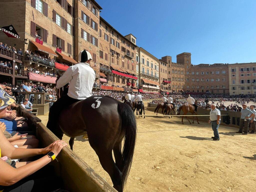 Palio di Siena: la Selva va ai canapi con Violenta da Clodia