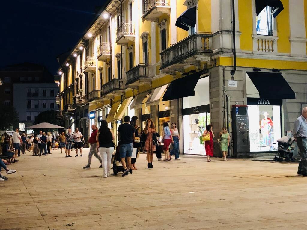 Piazza San Magno tra musica e shopping di sera 