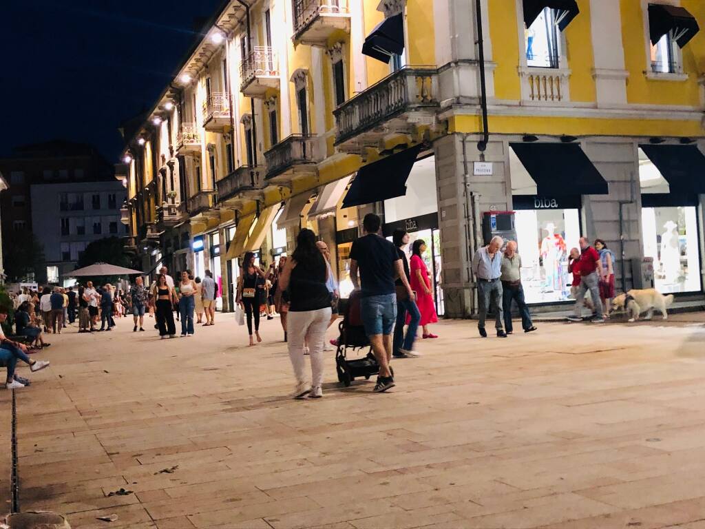 Piazza San Magno tra musica e shopping di sera 