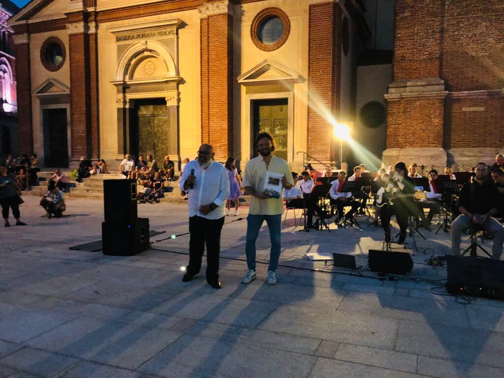 Piazza San Magno tra musica e shopping di sera 