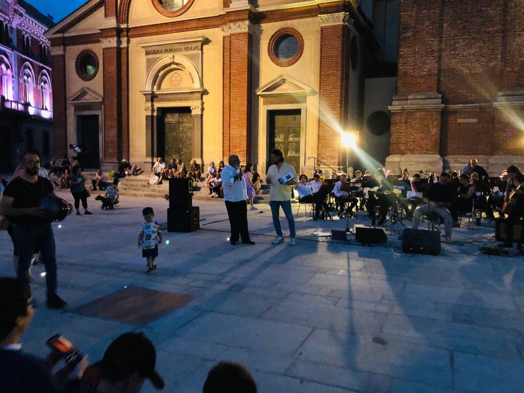 Piazza San Magno tra musica e shopping di sera 