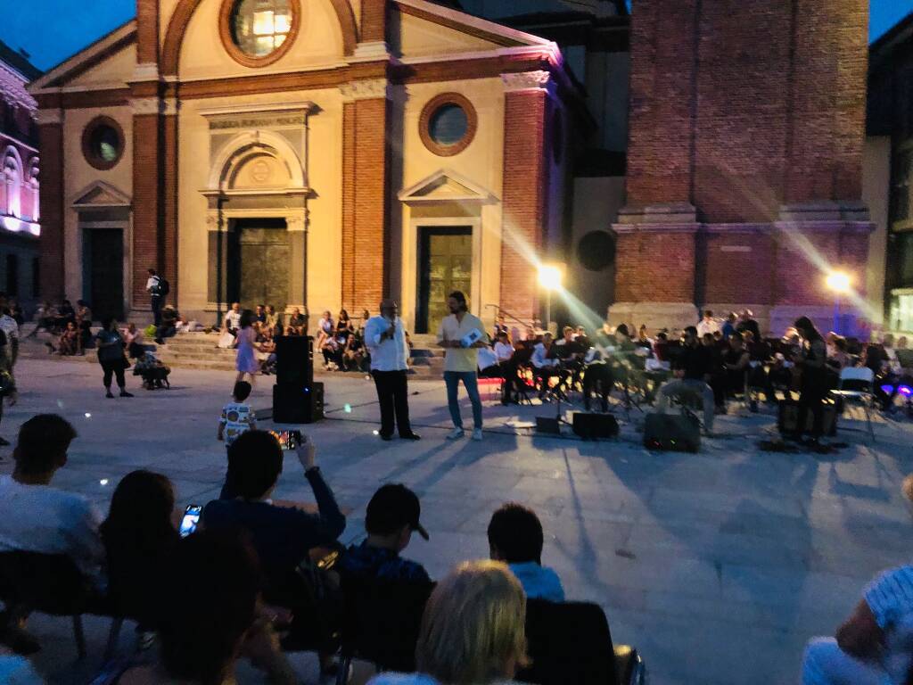 Piazza San Magno tra musica e shopping di sera 