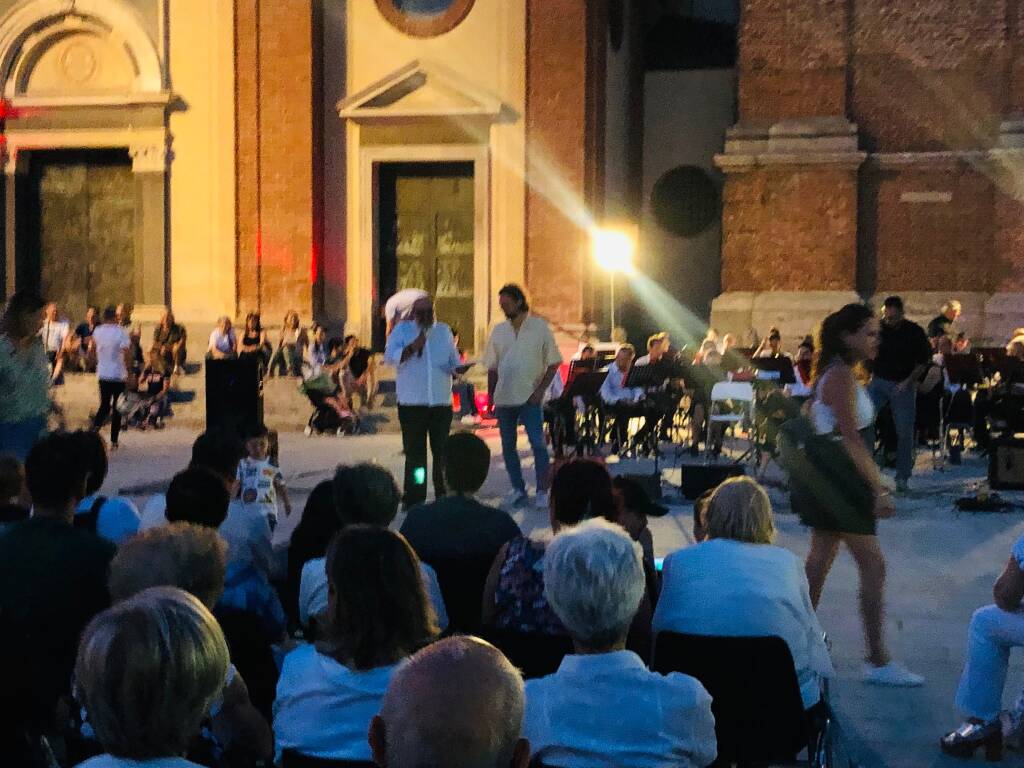 Piazza San Magno tra musica e shopping di sera 