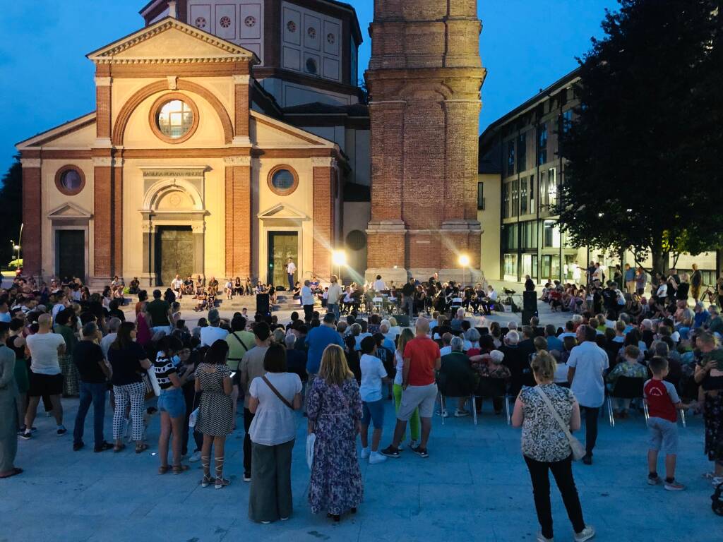 Piazza San Magno tra musica e shopping di sera 