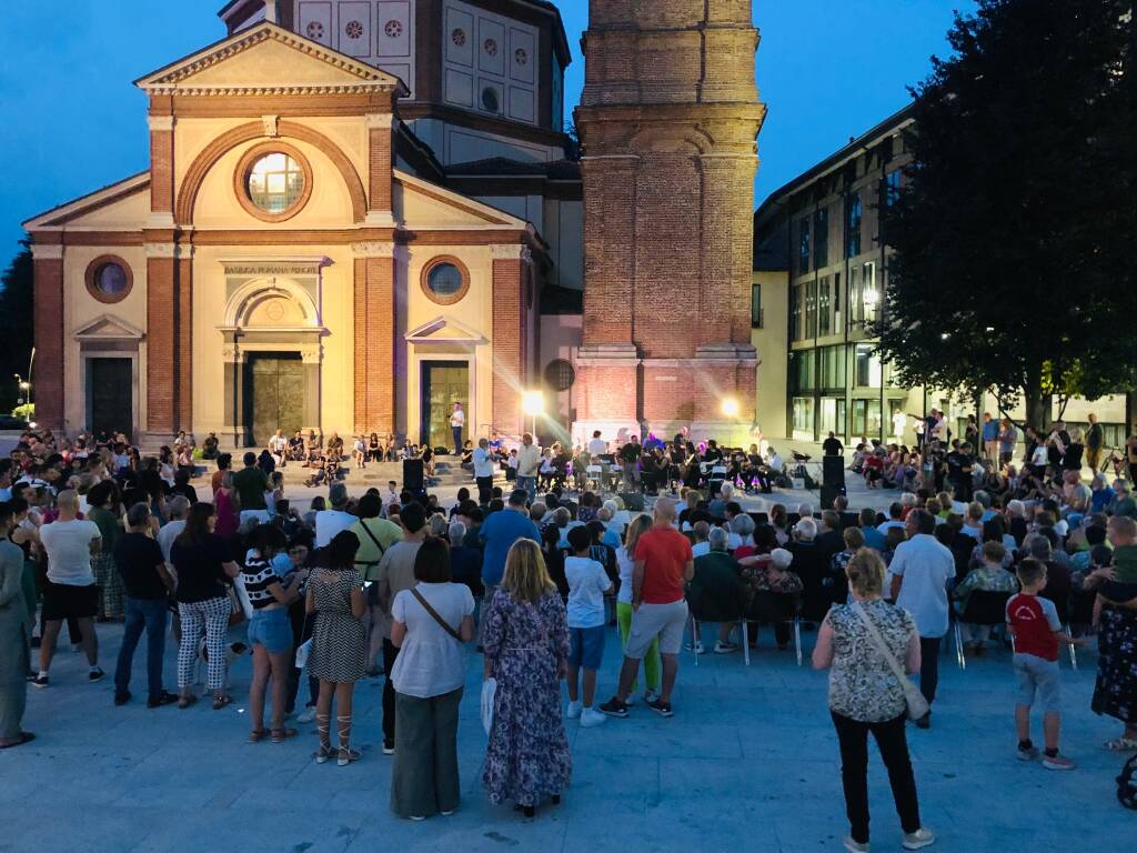 Piazza San Magno tra musica e shopping di sera 