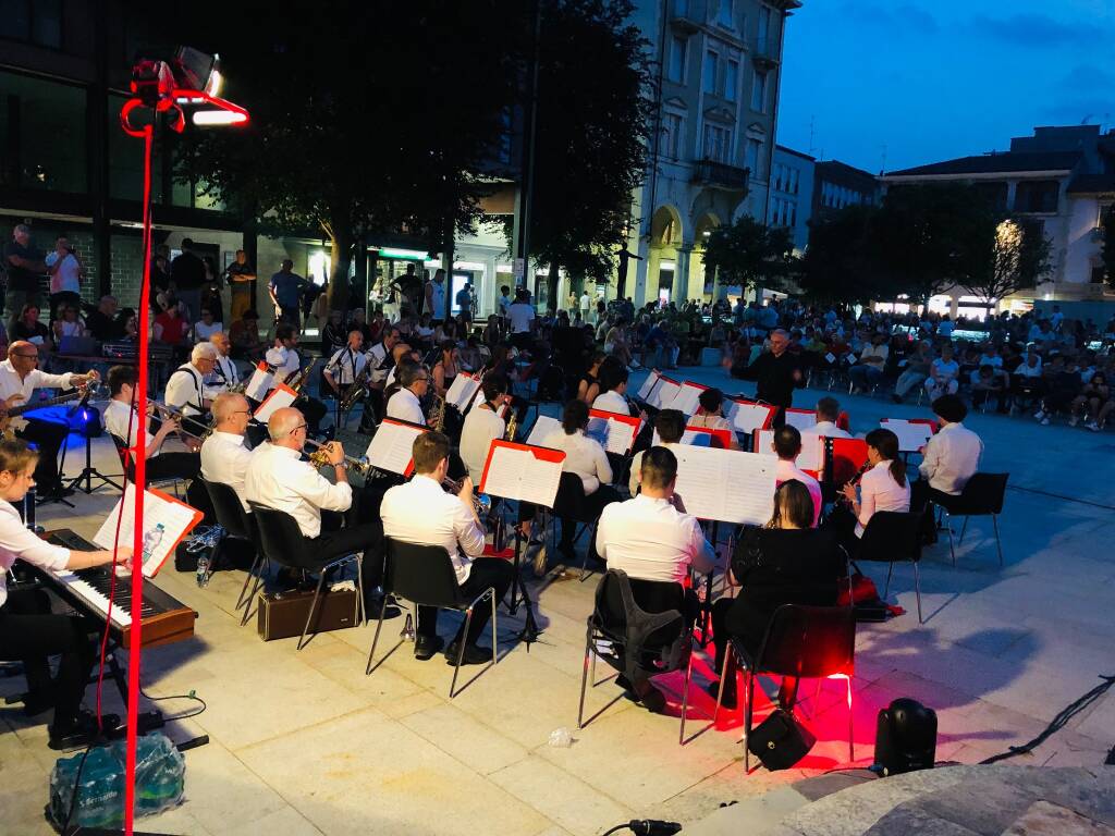 Piazza San Magno tra musica e shopping di sera 