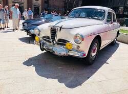 Raduno d’auto d’epoca in piazza San Magno a Legnano  