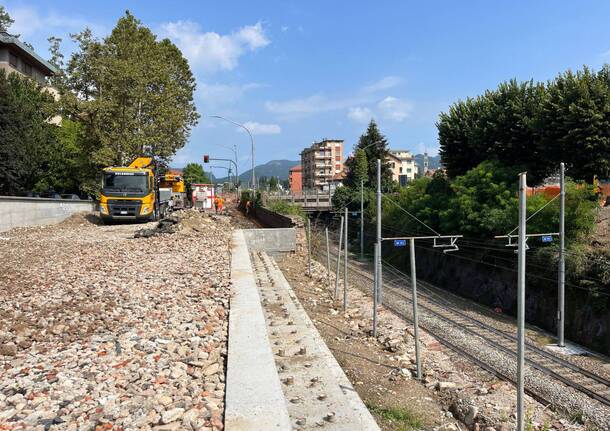 Arrivano le travi per la rotonda in largo Flaiano a Varese