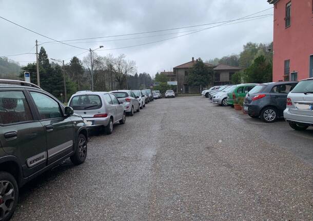 Bisuschio -  Protesta contro la chiusura del parcheggio della stazione