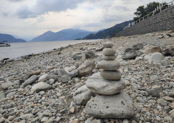 Sassi zen e nuvoloni sulle coste del Lago Maggiore