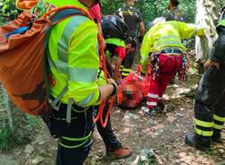 Il salvataggio del biker nei boschi sopra Orino