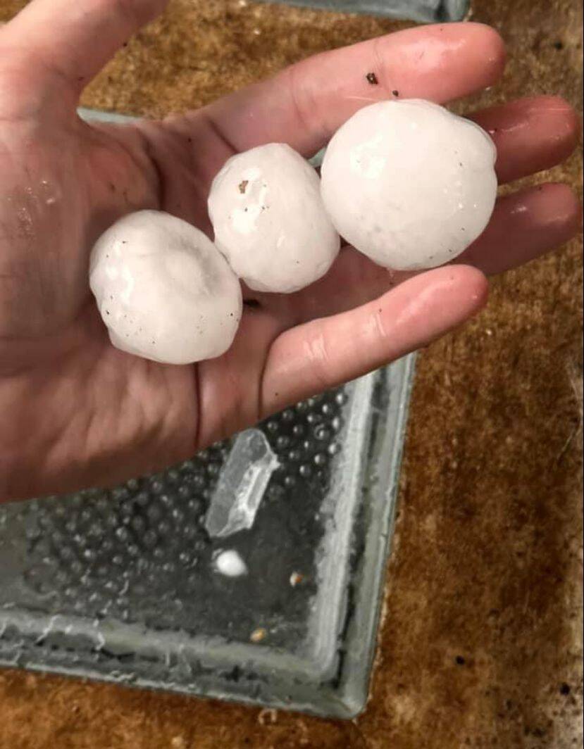 Forte temporale e grandine, mattina di maltempo su Varese - Le foto dei lettori