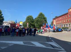 Il presidio dei metalmeccanici davanti alla Prefettura di Varese