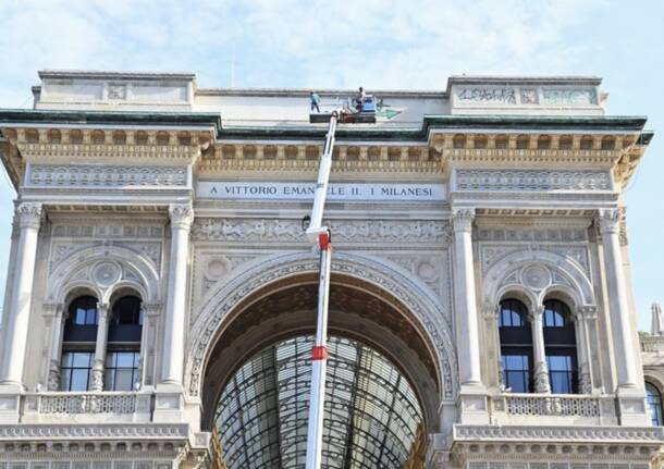 Ripulite le scritte sul cornicione della galleria Vittorio Emanuele a Milano